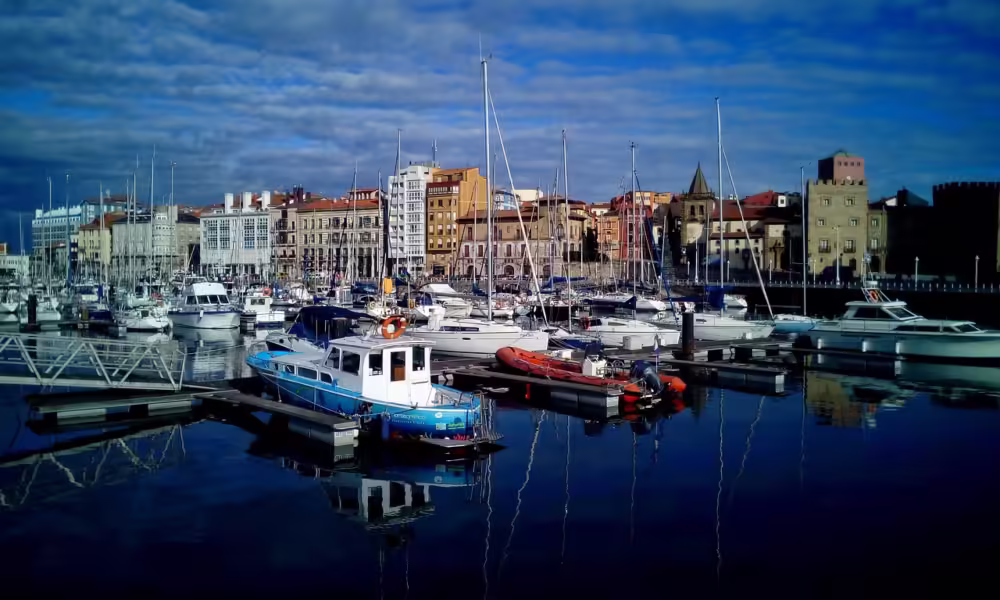"Qué ver en Gijón" es seguramente la primer pregunta que te harás al planear tu itinerario a esta ciudad al norte de España; y te lo adelantamos, se trata de una ciudad que ofrece una combinación perfecta de playas, cultura vibrante y paisajes impresionantes