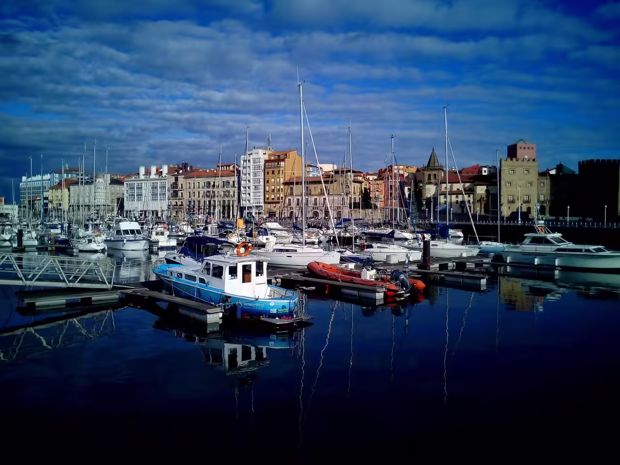 "Qué ver en Gijón" es seguramente la primer pregunta que te harás al planear tu itinerario a esta ciudad al norte de España; y te lo adelantamos, se trata de una ciudad que ofrece una combinación perfecta de playas, cultura vibrante y paisajes impresionantes