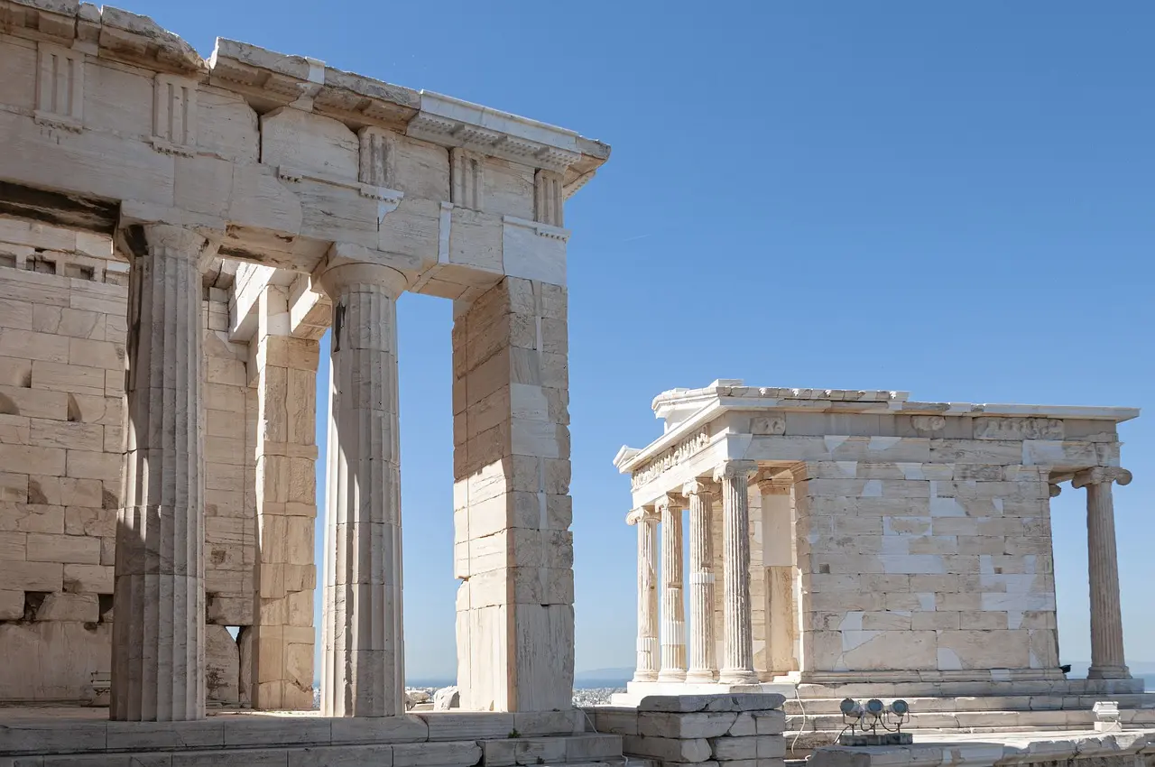 Si estás por viajar a Grecia, probablemente te preguntes qué ver en Atenas. Y es que la capital de Grecia, es una ciudad fascinante y rica en historia