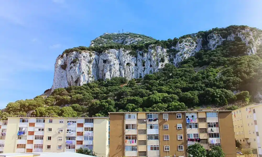 ¿Qué hacer en Gibraltar? Situado en el extremo sur de la península ibérica, es un lugar fascinante que combina cultura, naturaleza e historia.