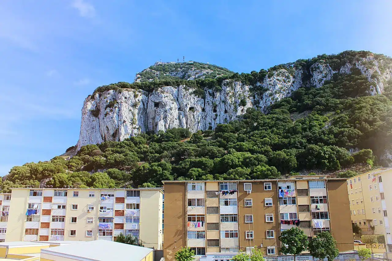 ¿Qué hacer en Gibraltar? Situado en el extremo sur de la península ibérica, es un lugar fascinante que combina cultura, naturaleza e historia.