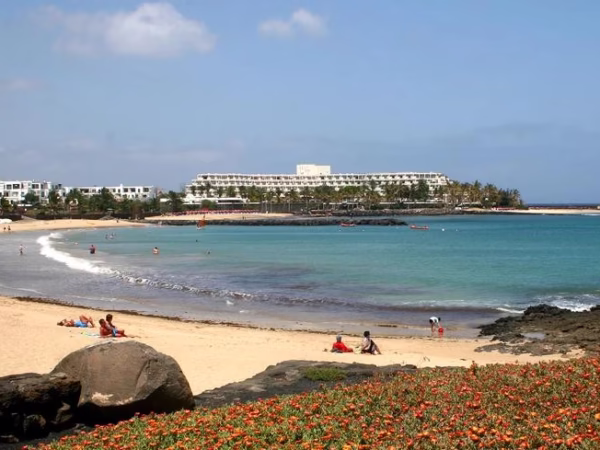 🏝️Semana de sol en Lanzarote con vuelo + hotel en Sands Beach Resort🛫