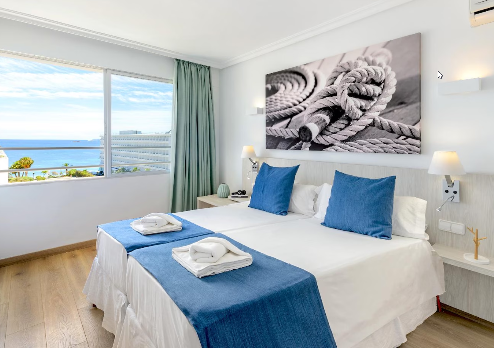 Escapada a Ibiza en Apartamentos Vibra Tivoli con piscina y cocina equipada
