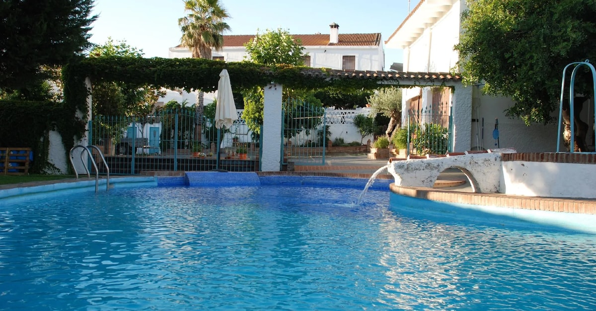 Escapada rural en Montemolín: Casa Rural El Águila con piscina