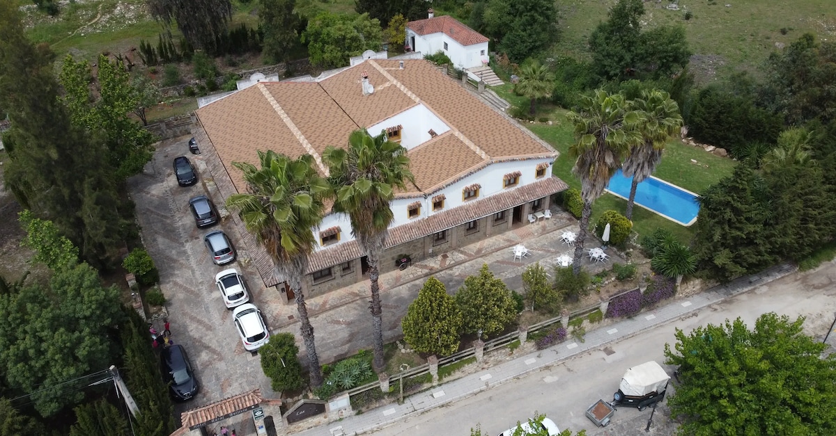 Escapada en Cortes de la Frontera: Hotel Restaurante Las Buitreras 3 estrellas
