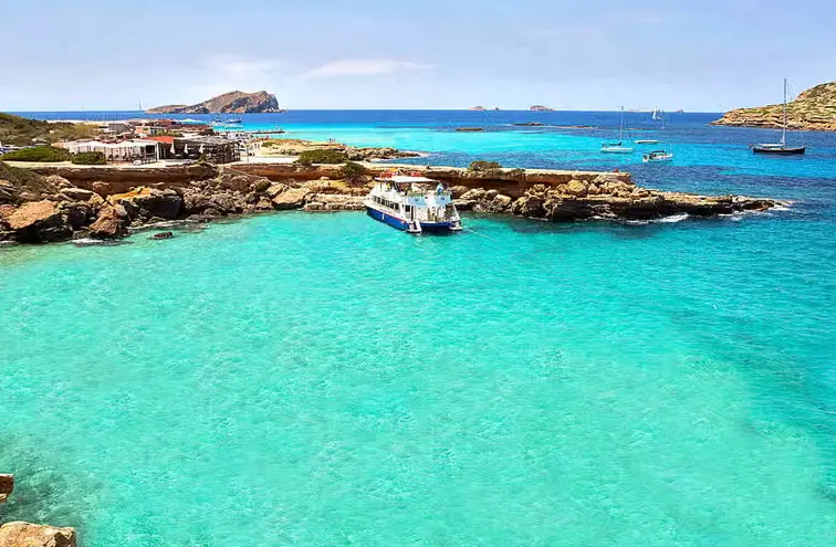 Escapada a Santa Eulalia, Ibiza: Duquesa Playa Aparthotel con vuelo y hotel