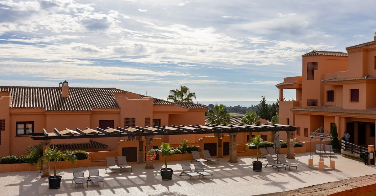 Escapada en Benahavís al Royal Marbella Golf Resort con apartamento y piscinas
