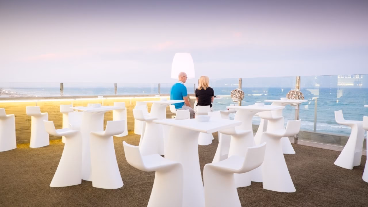 Sky Bar del Gastrohotel Meridional con vistas al mar